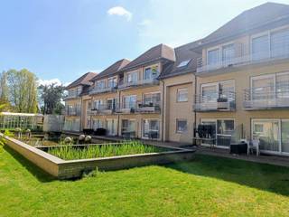 <p><span>Leuk vakantie appartement op de tweede verdieping met zicht op een vijver. Rustig gelegen aan de achterzijde van het gebouw.</span></p><p><span>Het appartement beschikt over een inkomhal, woonkamer met keukenhoek, slaapkamer, badkamer met douche en een apart toilet.</span></p><p><span>Het domein beschikt over een vernieuwd zwembad.</span></p><p><span>In de prijs is een ondergrondse garagebox inbegrepen!</span></p>