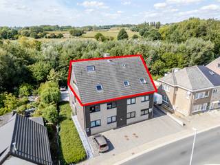 <p><strong>Ben je op zoek naar een ruim en instapklaar duplexappartement met 4 slaapkamers, een terras en twee private parkeerplaatsen in een groene en rustige omgeving in Denderhoutem? Zo gevonden!</strong><br /><br />Dit ruime duplexappartement beschikt over een bewoonbare oppervlakte van ca. 145 m². Gelegen in het groene en rustige Denderhoutem, biedt het een aangename woonomgeving met alle nodige voorzieningen binnen handbereik. Dankzij het gunstige EPC-label B en de conforme elektrische installatie combineert het appartement energiezuinig wonen met hedendaags comfort.<br /><br />Bij het binnenkomen komen we in de inkomhal, vanwaaruit de verschillende ruimtes bereikbaar zijn. De ruime woonkamer sluit aan op de eetkamer en de keuken. De keuken is uitgerust met een dampkap, koelkast met vriesvak, inductiekookplaat, oven, dubbele spoelbak en vaatwasser. Vanuit de woonkamer is er toegang tot het aangename terras van ca. 10 m², een fijne plek om van de groene omgeving te genieten. Vanuit de keuken is er bovendien toegang tot een praktische berging met aansluitingen voor wasmachine en droogkast. Vanuit de inkomhal/gang zijn de overige ruimtes bereikbaar, waaronder de badkamer met douche, ligbad en dubbele wastafel, het afzonderlijke toilet met handenwasser en drie slaapkamers van ca. 9 m², 10 m² en 10 m². Via de duplextrap bereiken we de bovenliggende verdieping, waar zich de ruime vierde slaapkamer van ca. 27 m² bevindt. Deze beschikt bovendien over een dressing en vormt hierdoor een bijzonder ruime en comfortabele hoofdslaapkamer.<br /><br />Op verdieping -1 bevindt zich nog een extra bergruimte, wat zorgt voor heel wat bijkomende opslagmogelijkheden. Bovendien zijn er twee private buitenparkeerplaatsen inbegrepen, wat zorgt voor extra parkeergemak.</p>
