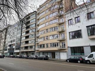 Ligging: <br />Dit ruim en charmant appartement is gelegen aan het Zuid te Gent. Van hieruit heeft u een prima verbinding zowel naar de uitvalswegen (ring, autostrade, ...) als naar het centrum. Alle winkels eveneens heel dichtbij. Wenst u gebruik te maken van het openbaar vervoer, ook dit is op slechts enkele passen van uw appartement. <br />Bovendien geniet u van een wijds zicht op het park, waar u eveneens kan wandelen of genieten op een bankje. <br /><br />Indeling: <br />Het appartement bevindt zich op de 3de verdieping. De inkomhall heeft door de marmeren vloer reeds een uitstraling op zich. Hier is eveneens een vestiairehoekje. De leefruimte is groot en ruim, door de parketvloer en de lichtinval van de raampartijen zal u hier zich direct thuis voelen. De keuken werd zonet volledig vernieuwd en is uitgerust met al het moderne comfort. <br />In de nachthall zijn er overal praktische hoge ingemaakte kasten. Verder een ingerichte badkamer, 2 ruime slaapkamers, waarvan 1 met badkamer met douche en waarvan 1 die toegang heeft tot het terras. Er is nog een 3de, kleinere kamer ,die perfect is voor een kinderkamer of bureau. <br /><br />Er is eveneens een afgesloten garagebox ter beschikking (+ 100euro/maand)<br /><br />Huurprijs: 1.450,00 euro/maand + 100,00 euro/maand voor de garagebox<br />Maandelijkse voorschotten: 135 euro alg. onkosten + 85 euro voor water en verwarming<br />Domicilie verplicht<br />Beschikbaar: direct<br /><br />Vraag uw bezoek aan via onze website: immodavinci.be