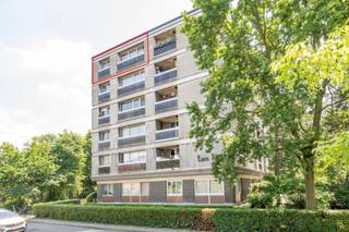 <p><span>Ruim 3-SLK hoekappartement</span></p><p><span> </span></p><p><span>Dit te renoveren appartement is gelegen op de hoogste verdieping van een goed onderhouden gebouw.</span></p><p><span> </span></p><p><span>Indeling</span></p><p><span>U komt binnen in de inkomhal, waar ook een berging te vinden is.</span></p><p><span>Aan de voorkant van het appartement is er de leefruimte met aansluitend de open keuken.</span></p><p><span>Er zijn drie volwaardige slaapkamers beschikbaar. Verder is er nog een gastentoilet, en een ruime badkamer met inloopdouche.</span></p><p><span>Ondergronds bevindt zich een privatieve kelderruimte, alsook een gemeenschappelijke fietsenstalling.</span></p><p><span> </span></p><p><span>Extra info</span></p><ul><li><span>Een ondergrondse autostaanplaats wordt mee verkocht (€17.500)</span></li><li><span>De ramen werden reeds vernieuwd</span></li><li><span>Goede EPC-score: 189</span></li></ul><p><span> </span></p>