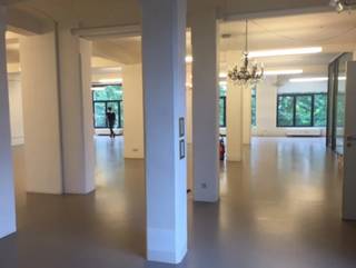 Prachtige atypische kantoorruimten beschikbaar in het centrum van Brussel. Deze ruimten bevinden zich in een prachtig gebouw van 5.400 m², verdeeld over 5 verdiepingen. Het gebouw werd gebouwd in 1910. Vanaf het jaar 2000 tot en met 2003 werd het gebouw gerenoveerd met zorg voor zijn originele, architecturale stijl. De beschikbare kantoren bieden zeer veel ruimte en comfort. Het gebouw is eveneens voorzien van twee goederenliften.<br /><br />Kantoren beschikbaar van 714 m².<br />Parking binnen beschikbaar.<br />Archieven beschikbaar.