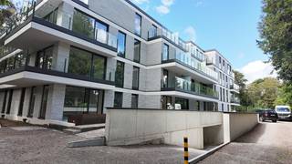 Prachtig afgewerkt nieuwbouwappartement in de groene residentie “Klarenhof”, in de Tieltsestenweg te Eeklo. Dankzij de groene omgeving, het fijne wooncomfort, de energiezuinigheid en het ruime zonneterras geniet u hier van aangenaam en zorgeloos wonen in een van de mooiste residenties.<br /><br />Dankzij de hoogwaardige afwerking en de energiezuinige installaties (zonnepanelen, warmtepomp, enz.) is dit appartement een absolute topper in zijn segment.<br /><br />Ligging<br /><br />Het appartement bevindt zich op de Tieltsesteenweg, met een vlotte bereikbaarheid en alle nodige voorzieningen in de nabije omgeving. De residentie staat garant voor een stiltle en aangename woonbeleving met mooie uitzichten.<br /><br />Indeling van het appartement<br /><br />Via de inkomhal betreedt u het appartement, dat beschikt over een glazen deur naar de woonkamer met een vestiaireruimte. De woonkamer met open keuken en aanpalende berging, vormt het hart van de woning en geeft uit op een ruim terras met westelijke oriëntatie, ideaal om op verschillende momenten van de dag van de zon te genieten. Verder zijn er twee volwaardige slaapkamers en een praktische badkamer met inloopdouche en een gastentoilet.<br /><br />Het appartement heeft ook nog een privatieve en ruime garagebox in de kelderverdieping.<br /><br />Het appartement word nog volledig geschilderd en voorzien van gordijnen en verlichting.<br /><br />Extra troeven<br /><br />✅ Moderne nieuwbouwresidentie<br />✅ Ruim terras met gunstige oriëntatie<br />✅ Privatieve garagebox inbegrepen<br />✅ Energiezuinig appartement met EPC-label A<br />✅ Praktische en comfortabele indeling<br /><br />Bent u op zoek naar een rustig gelegen appartement in een groene omgeving? Dan is dit pand zeker een bezoek waard.