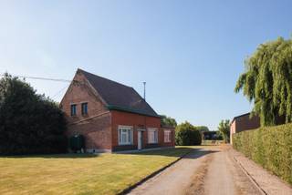 Deze alleenstaande hoevewoning heeft een idyllische ligging in het Meetjesland, tussen de centra van Ertvelde en Oosteeklo en op een boogscheut van de Lembeekse bossen. De charmante oude woning is steeds met zorg onderhouden maar dient een totaalrenovatie of sloop- en heropbouw te ondergaan om te voldoen aan de hedendaagse normen. Bij de hofstede is een totaliteit van 26.192m2 aan oppervlakte, die vrij is uiterlijk na de laatste oogst in 2028. Het perceel waarop de woning staat is zo'n 23,5m breed, een mooie verbouwing of ruime nieuwbouw kan hier dus zeker (max. 1000m3). Er staan enkele kleinere bijgebouwen naast de woning op het erf, maar gezien de perceelsoppervlakte is er mogelijkheid tot het bouwen van een hobbydieren-stal (max. 200m2) omdat er voldoende graas-oppervlakte voorhanden is. Andere agrarische activiteiten zijn natuurlijk ook een optie. Iets verderop, maar vlakbij het hof, bevindt zich een mooie grote weide van ca. 17.000m2, die kan bijgekocht worden indien gewenst. Deze weide eventueel huren in afwachting van het vrij zijn van de aanpalende percelen land bij de hoeve, is ook een optie!<br />Een mooi overzicht van de woning en bijhorende grond via deze link: https://vimeo.com/1091589588<br />Voor meer informatie en bezoeken, gelieve steeds te bellen naar: 0485/321.842