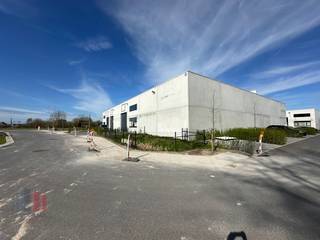 Nieuwbouw KMO-unit met een oppervlakte van <strong>430 m²</strong> en <strong>4 privatieve parkeerplaatsen</strong> te koop op een terrein van 585 m² langs de Olekenbosstraat, op amper 900 m van de Vichtsesteenweg met een onmiddellijke verbinding naar de E17 exit Deerlijk.<br /><br />De casco opslagruimte (brandklasse C) met een <strong>vrije hoogte van 6 m</strong> is uitgerust met een automatische <strong>sectionale poort</strong> (4 m B x 4,50 m H) met aparte toegangsdeur en <strong>raampartij</strong>, lichtstraat en polybetonvloer. De loods maakt deel uit van de gloednieuwe ontwikkeling "Reynaertsite" bestaande uit 15 KMO-units te koop met oppervlaktes van 215 m² tot 430 m². <br /><br /><strong>De bedrijfsgebouwen zijn</strong> <strong>geschikt voor productie, atelier, stockage</strong>, ....<br /><br /><strong>Onmiddellijk beschikbaar!</strong><br /><br />Contacteer <strong>PANORAMA B2B </strong>voor bijkomende (technische) inlichtingen, plannen of een vrijblijvend plaatsbezoek <strong>056 222 256</strong>.