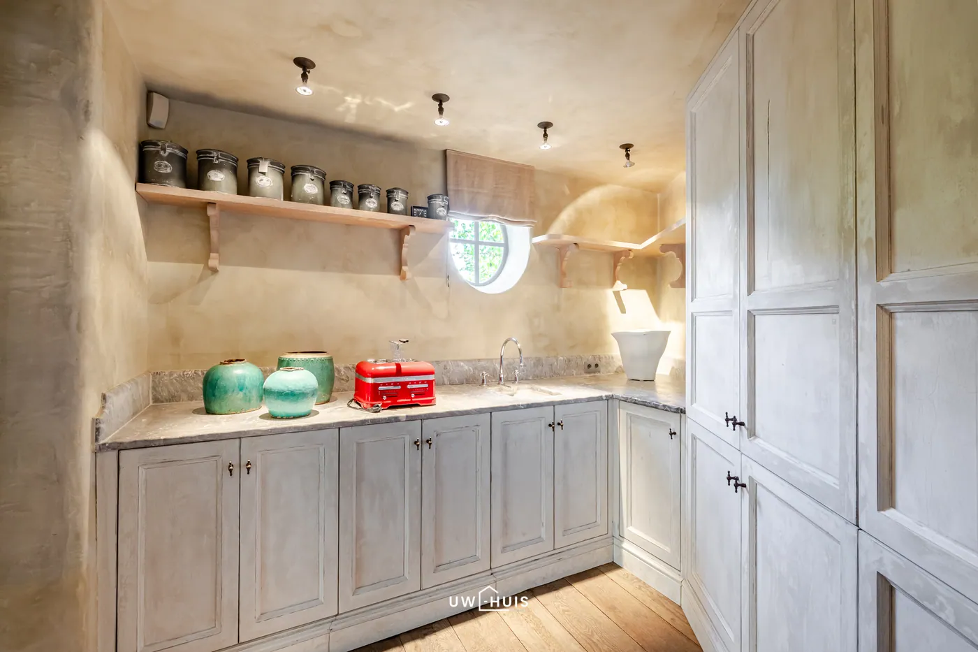 Karaktervolle villa met unieke leefkeuken en cinemazaal in Stekene. - foto 4