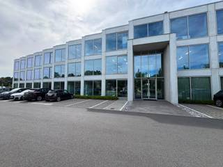<p><strong>ALGEMEEN</strong></p>
<p>Moderne en instapklare kantoorruimte van ca. 439 m² op de gelijkvloerse verdieping van Office Park aan Dieptestraat 2 te Lokeren. De kantoorruimte is gelegen op een absolute toplocatie aan de op- en afritten van de E17, met een vlotte verbinding richting Gent en Antwerpen. Ook met het openbaar vervoer is de site uitstekend bereikbaar dankzij de bushalte aan het gebouw.</p>
<p>De kantoorruimte biedt een professionele en aangename werkomgeving met veel natuurlijke lichtinval, vergaderzalen, ingerichte kantoorruimtes en een uitgeruste kitchenette. Op het gelijkvloers bevindt zich een ruime, architecturale inkomhal met bijkomende boardroom. Het gebouw is ontwikkeld met aandacht voor energie-efficiëntie, comfort en moderne technieken.</p>
<p><strong>KENMERKEN</strong></p>
<ul>
<li>Kantoorruimte van ca. 439 m²</li>
<li>Vergaderzalen</li>
<li>Lichtrijke en professionele kantooromgeving</li>
<li>Uitgeruste kitchenette en sanitair</li>
<li>5 bovengrondse parkeerplaatsen inbegrepen in de huurprijs</li>
<li>5 ondergrondse parkeerplaatsen mogelijk bij te huren</li>
<li>Absolute topligging aan de E17</li>
</ul>
<p><strong>FINANCIEEL</strong></p>
<p><span>Huurprijs kantoor: €159/m²/jaar excl. BTW</span><br /><span>Diensten en nutsvoorzieningen: €32/m²/jaar excl. BTW</span><br /><span>Totale jaarlijkse kost: €83.849/jaar excl. BTW</span><br /><span>Totale maandelijkse kost: €6.987,42/maand excl. BTW</span><br /><br />Onroerende voorheffing is hier niet mee in verrekend : ca. €4.680,11/jaar</p>