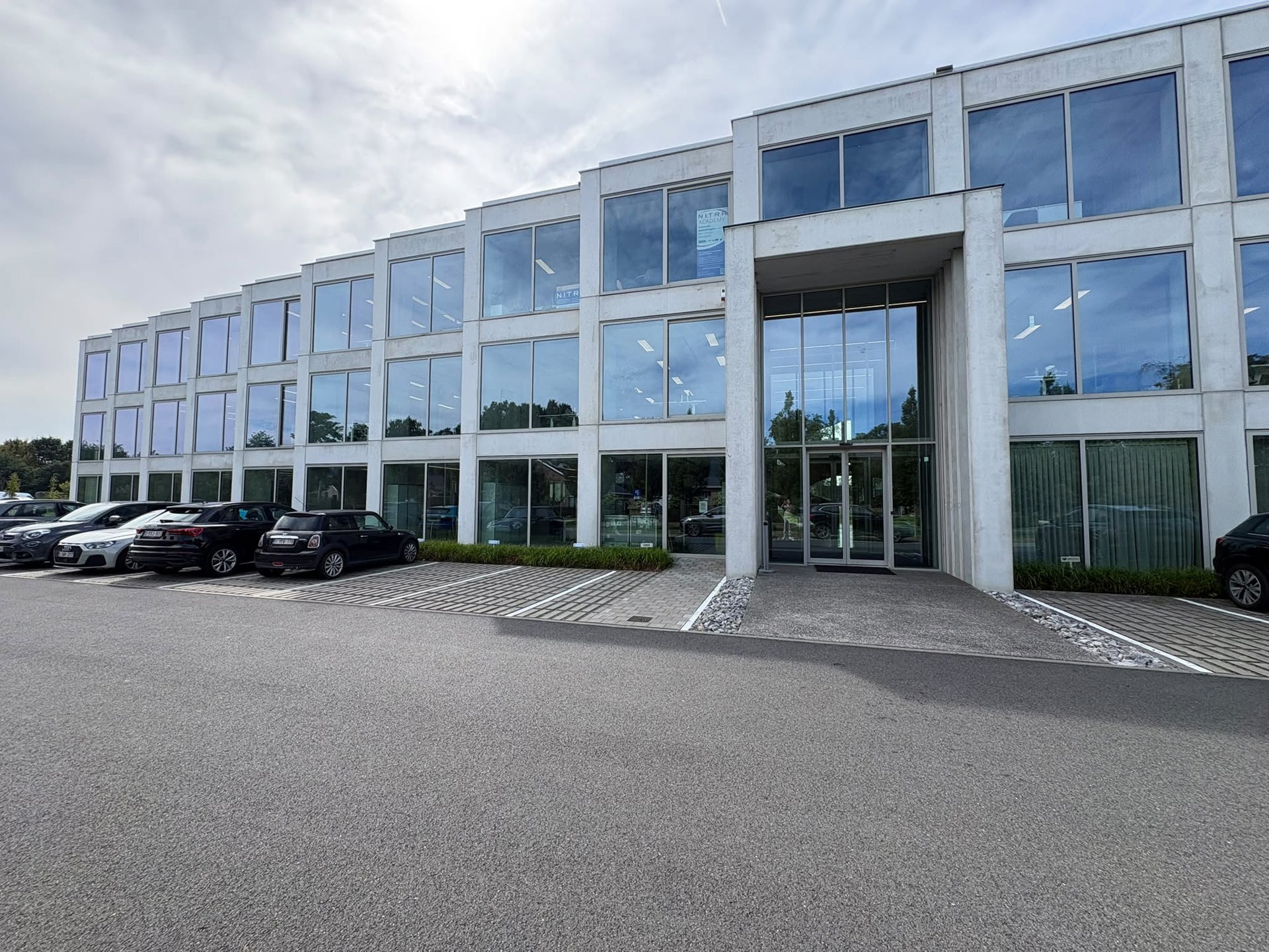 Moderne kantoorruimte 439 m² op toplocatie E17 in Lokeren - foto 2