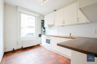 Ga naar www.makelaarshuys.be, klik op het pand en schrijf u in voor de bezoekdag za 20/6 en ma 22/06 .<br /><br />De woning is gelegen op een uitstekende locatie aan de rand van Gent te Destelbergen. <br />Ze is gelegen op een perceel van 70m² en heeft een bewoonbare oppervlakte van 115m². <br /><br />Deze is verdeeld over de inkomhal, aan de voorzijde heeft u de ruime open keuken met toestellen ( vaatwasser, kookplaat, … ) voldoende inbouwkasten, aansluitend een lichtrijke leefruimte voor eethoek en zithoek met toegang via het schuifraam tot de zonnige stadskoer met tuinberging. <br />Op het gelijkvloers heeft u een verzorgde badkamer met toilet, ligbad met douchescherm en wastafelmeubel. <br />Er is ook een kelder. <br /><br />Op de 1ste verdieping heeft u 2 ruime slaapkamers met authentieke houten vloer. <br />Er is een zolder voorzien van veluxen die kan ingericht worden tot ruime 3de slaapkamer op heden te bereiken via schuiftrap. <br /><br /><br />De woning is voorzien van centrale verwarming ( aardgas) via radiatoren . <br />Gaswandketel Vaillant 2014<br />Hr-glas - dubbel glas<br />Conforme elektrische keuring<br />Platte dak met koepel gerenoveerd 2014<br />Gunstig EPC : 254 label C<br /><br />De woning bevindt zich in een rustige zijstraat van de Dendermondsesteenweg , op korte wandelafstand van diverse winkels, supermarkten, restaurants, openbaar vervoer , nabij het station - Gent-Dampoort , scholen , en belangrijke invalswegen richting Gent- centrum, Destelbergen, E17- E40. <br /><br />Voor meer info : Sofie@makelaarshuys.be of 0468 24 65 84