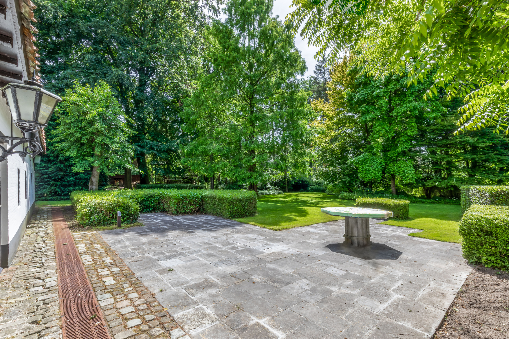 Authentieke hoeve in uitzonderlijke conditie op een perceel van 5.263 m² te Malle aangrenzend aan bosrijk gebied. - foto 4