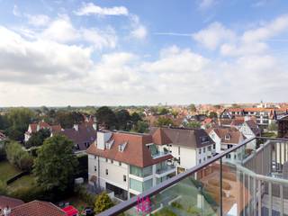 In het midden van Het Zoute treft men deze uiterst exclusieve duplex penthouse in het recent en prestigieuze project Pogany.<br /><br />Deze parel combineert moeiteloos esthetiek met praktische meerwaarde, van verfijnd design tot een doordachte functionaliteit.<br /><br />Met een bewoonbare oppervlakte van 135 m² en perfect georiënteerde zonneterrassen met een indrukwekkend uitzicht op de authentieke villa's in Het Zoute, is het hier zalig verblijven. <br /><br />Opgetrokken in 2022 met een ongeëvenaarde aandacht voor detail, werd er resoluut gekozen voor topmaterialen met eindeloos maatwerk.<br /><br />Op de benedenverdieping bevindt zich een zuidgerichte lichtrijke leefruimte met design gashaard, een op maat gemaakte keuken voorzien van hoogwaardige Miele-apparatuur en uitgevend naar een tweede ruime terras, een grote technische berging naast de keuken en een gastentoilet.<br /><br />Op de verdieping vinden we twee ruime slaapkamers terug die elk voorzien zijn van een eigen badkamer.<br /><br />Het exclusief meubilair in dit appartement werd voorzien door RR en zijn inbegrepen in de verkoopprijs. <br /><br />Ten slotte is er nog een privatieve berging aanwezig in het gebouw. <br /><br />Heeft u interesse? Contacteer NANO via 050 60 60 78 of info@immonano.be.