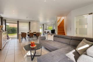 Een ruime, energiezuinige en instapklare woning ...<br /><br />We komen de bekende Bloementjeswijk binnen en merken meteen dat dit een uiterst rustige residentiële buurt is. <br />Via de mooie voortuin komen we de woning binnen via de hal met apart gastentoilet. De glazen deur brengt ons in de ruime en lichtrijke leefruimte. Vooraan vinden we de leuke zithoek en achteraan de eetkamer met zicht op de grote tuin. Aansluitend is er de gerieflijke open keuken met een ontbijthoek. Een handige berging grenst aan de keuken. <br />De inpandige garage is zeer ruim en beschikt over een elektrische poort. <br />De eerste verdieping beschikt over een lichtrijke nachthal, 3 volwaardige slaapkamers, een technische berging en een ruime badkamer met dubbel lavabomeubel, ligbad en douche. Het toilet is apart. <br />De verzorgde tuin heeft een ideale westoriëntatie en beschikt over een ruim terras en buitendouche. De tuin is volledig volgroeid, waardoor het er genieten is in alle rust en privacy! <br /><br />Deze uiterst goed onderhouden woning werd pas voorzien van een nieuwe CV ketel (condensatieketel op gas) en een warmtepompboiler. Er zijn ook 12 zonnepanelen en een thuisbatterij. Dit alles zorgt voor een zeer goed EPC (label B), waardoor er geen renovatieplicht is. <br />Ook de elektrische installatie is conform gekeurd en de woning is asbestveilig. <br /><br />Een instapklare woning met een zeer goede ligging die klaar is voor de toekomst!