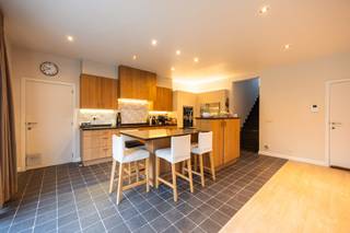 Voor verdere info of een vrijblijvende waardebepaling van uw eigendom: joeri.vandeven@homixx.be of 016 199 346.<br /><br />Met veel genoegen stellen wij deze exclusieve en bijzonder ruime open bebouwing in karaktervolle landelijke stijl aan u voor, gelegen op een adembenemend perceel van maar liefst 2.050 m² op een absolute toplocatie. Deze luxueuze woning combineert een groots ruimtegevoel, hoogwaardig wooncomfort en een uitstekende energetische prestatie.<br /><br />Bij het betreden van de woning komt u via de inkomhal terecht in de royale leefruimte, waar de uitnodigende open keuken naadloos op aansluit. Grote raampartijen zorgen voor een overvloed aan natuurlijk licht en een prachtig uitzicht op de omgeving. De doordachte indeling wordt op het gelijkvloers versterkt door een uiterst praktische wasplaats en een afzonderlijke berging. De woning telt vier volwaardige slaapkamers, een verzorgde badkamer en twee afzonderlijke toiletten, wat het dagelijkse gebruiksgemak voor het hele gezin garandeert.<br /><br />Bovendien is er aan opbergruimte geen gebrek dankzij de aanwezigheid van een ruime zolder. Buiten bevindt zich de absolute blikvanger van het domein: een riante, fraai aangelegde tuin met een overdekt terras en een prachtig zwembad, wat zorgt voor een instant vakantiegevoel in alle privacy. Parkeergelegenheid is eveneens ruim aanwezig dankzij de inpandige garage voor twee wagens. Met een uitstekende EPC-score A geniet u bovendien van een duurzame en energiezuinige thuis.<br /><br />Troeven:<br />- Prachtige landelijke architectuur op een toplocatie met een perceel van 2.154 m²<br />- Riante tuin voorzien van een zwembad en een gezellig terras<br />- Uiterst energiezuinig wonen dankzij de uitstekende EPC-score A<br />- Vier volwaardige slaapkamers, royale leefruimte en een dubbele garage