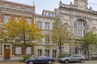 <p><span><strong><u>Unieke tweewoonst met stadstuin in historische wijk van Antwerpen</u></strong></span></p><p><span><strong> </strong></span></p><p><span><span>In het hart van de </span><strong>historische wijk van Antwerpen</strong><span>, vlak naast het </span><strong>Warenmuseum van het voormalig Handelsgesticht</strong><span>, bevindt zich deze uitzonderlijke </span><strong>tweewoonst</strong><span> met een rijke geschiedenis en eindeloze mogelijkheden.</span></span><br /><span><span>Dit karaktervolle pand combineert </span><strong>authentieke charme</strong><span> met ruimte, licht en een uitstekende ligging in één van de meest sfeervolle straten van de stad.</span></span></p><p><span><span> </span></span></p><p><span><strong>Ligging</strong></span></p><p><span><span>De woning ligt </span><strong>nabij het bruisende Marnixplein, de Volkstraat en de Nationalestraat</strong><span>, met hun vele boetieks, restaurants en cafés.</span></span><br /><span><span>Daarnaast bevindt het pand zich op wandelafstand van </span><strong>het Museum van Schone Kunsten (KMSKA)</strong><span>, de </span><strong>vernieuwde Scheldekaaien</strong><span> en het </span><strong>vernieuwde Zuidpark</strong><span> — een toplocatie die het beste van wonen in de stad combineert met rust en karakter.</span></span></p><p><span><strong> </strong></span></p><p><span><strong>Indeling</strong></span></p><p><span><span>De eigendom omvat een </span><strong>duplex met stadstuin</strong><span> en een </span><strong>triplex met aparte ingang</strong><span> — ideaal voor wie wil </span><strong>wonen en verhuren</strong><span>, </span><strong>kangoeroewonen</strong><span>, of investeren in </span><strong>korte termijn verhuur (expats, Airbnb, co-living, enz.)</strong><span>.</span></span></p><p><span><span> </span></span></p><p><span><strong>Duplex (gelijkvloers + 1ste verdieping)</strong></span></p><ul><li><span><span>2 ruime slaapkamers</span></span></li><li><span><span>Toegang tot aangename </span><strong>westgerichte stadstuin</strong></span></li><li><span><span>Authentieke details bewaard</span></span></li><li><span><span>Badkamer + douche en apart toilet</span></span></li></ul><p><span><span> </span></span></p><p><span><strong>Triplex (2de, 3de en 4de verdieping)</strong></span></p><ul><li><span><span>3 slaapkamers</span></span></li><li><span><span>Badkamer en 3 toiletten</span></span></li><li><span><strong>Aparte inkom</strong></span></li><li><span><span>Charmante ruime leefruimte met open keuken</span></span></li><li><span><span>Grote indelingsvrijheid en </span><strong>veel potentieel</strong></span></li></ul><p><span><span> </span></span></p><p><span><strong>Troeven</strong></span></p><ul><li><span><strong>Toplocatie</strong><span> in de historische wijk van Antwerpen</span></span></li><li><span><strong>Nabij Marnixplaats, Volkstraat, Nationalestraat en KMSKA</strong></span></li><li><span><strong>Op wandelafstand van het vernieuwde Zuidpark en de Scheldekaaien</strong></span></li><li><span><strong>Charmante architectuur</strong><span> en sfeervolle details</span></span></li><li><span><strong>Stadstuin</strong><span> met veel namiddag- en avondzon</span></span></li><li><span><strong>Geschikt voor korte termijn verhuur</strong><span> (expats, Airbnb, co-living, …)</span></span></li><li><span><strong>Uitstekende bereikbaarheid</strong><span> en nabij openbaar vervoer</span></span></li></ul><p><span><span> </span></span></p>