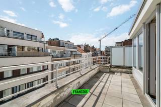 Ontdek dit lichtrijke appartement te koop pal in het centrum van Oostende, op een steenworp van de Zeedijk. Een unieke kans voor wie op zoek is...