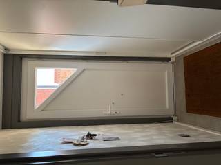 <strong>Wervik - Gerenoveerde woning met 3 slaapkamers en tuin te koop.</strong><br /><br /><strong>Indeling:</strong><br /><u>Gelijkvloers:</u> inkom, living, open keuken met alle voorzieningen, afgewerkte badkamer en wasplaats<br /><u>1ste verdieping:</u> 2 slaapkamers<br /><u>2de verdieping:</u> 3de ruime slaapkamer<br /><em>Garage</em> en <em>uitweg</em> achteraan de woning.<br /><br /><strong>Troeven:</strong>
<ul><li>Ruime tuin</li><li>Goed onderhouden woning</li><li>Ideale starterswoning</li><li>Vloerverwarming</li><li>Zonnepanelen</li><li>Garage + uitweg</li></ul>
Dit is een vanafprijs.