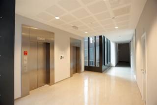 <p><span>Instapklare studentenkamers in Residentie Waterview: uw zorgeloze investering!</span></p><p><span> </span></p><p><span>Gelegen aan het bruisende Engels Plein en de hippe Vaartkom vindt u deze studentenkamer in de moderne Residentie Waterview (bouwjaar 2015). Dit is dé ideale kans voor de investeerder die op zoek is naar een zorgeloze verhuur.</span></p><p><span> </span></p><p><span>Wat maakt deze studentenkamers uniek?</span></p><p><span>· Locatie: perfect gelegen vlakbij het station, het Sluispark en de Vaartkom, met alle voorzieningen binnen handbereik. </span></p><p><span>· Eigen comfort: met een oppervlakte van 17m² biedt de kamer voldoende ruimte om te studeren en te wonen. Ze beschikt tevens over een privé badkamer met douche, wastafel en toilet.</span></p><p><span>· Volledig ontzorgd beheer: u geniet van een volledig zorgeloze investering dankzij de samenwerkingsovereenkomst met de KU Leuven. Zij neemt de volledige verhuur voor haar rekening en zorgt zelfs voor het meubilair (bed, kledingkast, boekenkast, bureau en stoel).</span></p><p><span>· Uitgebreide faciliteiten: Residentie Waterview biedt tal van gemeenschappelijke voorzieningen, waaronder een wasplaats, een ruime fietsenstalling, een gemeenschappelijke keuken op elke verdieping en zelfs een gemeenschappelijke daktuin.</span></p><p><span> </span></p><p><span>Deze kamer bevindt zich op de bovenste verdieping van het gebouw. Er is een lift aanwezig om deze verdieping te bereiken! </span></p><p><span> </span></p><p><span>Mis deze uitgelezen kans niet om te investeren in duurzaam studentenvastgoed op een toplocatie in Leuven! Contacteer ons via 0479/01.01.01 voor meer info en/of een bezoek.</span></p>