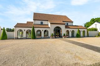 Prachtige en instapklare handelsruimte van 485m2 gelegen op een terrein van 1998m2 op een werkelijk top -zichtlocatie.Het pand heeft veel...