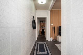 <p>en je op zoek naar een stadswoning met 3 slaapkamers en een centrale ligging? Gevonden!</p><p>Deze gezellige woning bevindt zich op een toplocatie op wandelafstand van het centrum, het station, het stadspark, scholen en winkels, én geniet bovendien van een vlotte verbinding naar de autostrade richting Brussel. Extra interessant: op het gelijkvloers werden recent alle ramen vernieuwd, evenals de voor- en achterdeur. <strong>Momenteel is de EPC-score E: als het huis wordt gebouwd aan de rechterzijde, dan schiet het vanzelf op naar een D label. Deze woning wordt u aangeboden met een vanafprijs: vanaf 199.000 EUR kunt u uw bod uitbrengen.</strong></p><p>Bij het binnenkomen word je verwelkomd in een aangename woonkamer die naadloos overgaat in de gezellige keuken, uitgerust met spoelbak, kookplaat, dampkap en koelkast. Aansluitend vind je een praktische berging en een apart toilet. Achteraan beschikt de woning over een kleine, onderhoudsvriendelijke koer. De kelder zorgt voor extra bergruimte.</p><p>Op de eerste verdieping bevinden zich twee volwaardige slaapkamers en een badkamer met douche, lavabomeubel en toilet. Via een vaste trap bereik je de tweede verdieping, waar je de derde slaapkamer vindt.</p><p>Ben je op zoek naar een betaalbare en goed gelegen woning met potentieel? Neem dan snel contact op voor een bezoek en ontdek zelf de mogelijkheden van deze stadswoning!</p>
