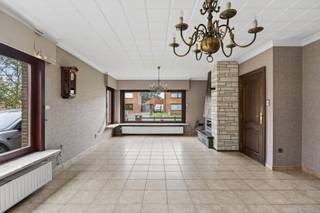  * 3 slaapkamers * Bewoonbare oppervlakte ca. 167 m²: betonnen constructie (1ste & 2de bouwlaag) * Vrijstaande garage van 96 m² + oprit voor 3 à 4...