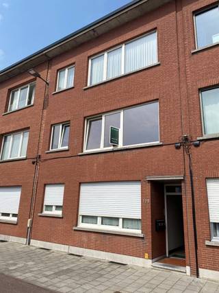 KIJKDAG ZATERDAG 13/6 verplicht inschrijven via: https://ap.lc/RLZty<br /><br />Het appartement 87 m² is gelegen op de eerste verdieping van een kleinschalig gebouw. Ze bestaat uit 2 slaapkamers, badkamer met ligbad en douchemogelijkheid, apart toilet en gerenoveerde keuken.<br /><br />Verder is er ook een ruime kelderberging. <br /><br />Verdere troeven zijn de mooie houten vloer in de leefruimte, EPC-score B, een conforme elektriciteitskeuring, een asbestveilig attest en een uitstekende ligging, rustig maar toch dicht bij diverse invalswegen. <br /><br />Een ondergrondse garage met kantelpoort verplicht mee aan te kopen aan de prijs van € 22.500.<br /><br />Niet verhuurd, dus onmiddellijk beschikbaar bij de akte.