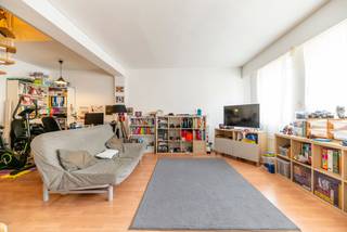 1000 Brussel ( Philippe Le bon 24/28 - 4.15) - Gelegen in het hart van de Europese wijk, prachtig duplex appartement met 2 slaapkamers op een steenworp afstand van de instellingen en het vervoer! Dit appartement van 145 m² op de 4de verdieping is als volgt samengesteld: Inkomhal met ingebouwde kasten, gastentoilet, woon/eetkamer, super uitgeruste keuken. Boven: twee slaapkamers, een met een klein terras en elk met een eigen badkamer, apart toilet. Kelder in de kelder, vuilnisruimte. <br /><br />** TECHNIEK <br />- EPB: D+ ; 33kg CO2/m2/jaar;<br />- Elektriciteit conform;<br />- Individuele water-, gas- en elektriciteitsmeters;<br />- Mede-eigendom van 15 appartementen en 15 parkeerplaatsen.<br /><br />**FINANCIËLE VOORWAARDEN** <br />Het pand is momenteel verhuurd tot november 2030. Opzegtermijn van 6 maanden voor eigen bewoning.<br />Huidige huur van €1300 + kosten<br />Verkoopprijs: €595.000 <br />Juridische basiskosten te betalen door de koper (± €800 excl. BTW) <br />Parkeergelegenheid beschikbaar voor €25.000.<br /><br />** INFORMATIE EN BEZOEK** <br />David Maes - dmaes@trevi.be - 0478/26 43 28
