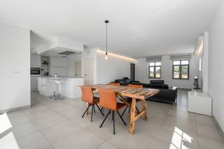 <p>Deze energiezuinige nieuwbouwwoning in Grote-Brogel combineert rust en comfort. Gelegen in een doodlopende, kindvriendelijke straat, vlak bij scholen, winkels en openbaar vervoer.</p>

<p><br />De halfopen woning werd gebouwd in 2012 en is volledig instapklaar. Met maar liefst 265 m² bewoonbare oppervlakte is er aan ruimte geen gebrek. De ruime woonkamer staat in verbinding met de volledig uitgeruste keuken en geniet van veel natuurlijk licht en een mooi zicht op de tuin. Aansluitend is er een praktische berging/wasplaats en daarnaast beschikt de woning nog over een kelder voor extra opslag. Op de eerste verdieping bevinden zich 3 ruime slaapkamers en een grote badkamer met inloopdouche en twee lavabo's. De volledig afgewerkte zolderverdieping kan ingericht worden als 4de slaapkamer of extra hobby- en opslagruimte. Buiten geniet je van een volledig omheinde, onderhoudsvriendelijke tuin waar je de hele dag van de zon kunt genieten. Er is eveneens een garage die momenteel gebruikt wordt als tuinberging/opslagruimte.</p>

<p><br /><strong>Enkele troeven:</strong></p>

<ul><li>Energiezuinig wonen: EPC-label en vloerverwarming doorheen de volledige woning (buiten de zolder)</li><li>Rustige centrale ligging: Gelegen in een doodlopende straat vlak bij scholen, winkels en nabij het centrum van Peer.</li><li>Ruimte en comfort: Mogelijkheid tot 4 à 5 slaapkamers, vaste trap naar de zolder en veel bergruimte.</li></ul>

<p><br />Ben je op zoek naar een ruime, energiezuinige woning met een zonnige tuin in Peer? Neem dan gerust contact met ons op via impact@era.be of 089 46 48 63. Khaz helpt je graag verder!</p>
