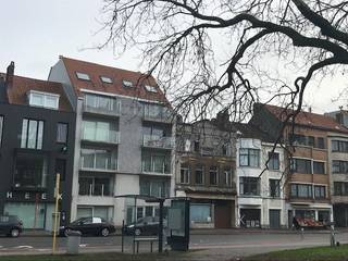 Mooi gemeubeld appartement met zicht op het Mac Leodplein.<br />Het appartement heeft een inkomhall, ruime berging met wasmachine, living met zongericht terras , twee slaapkamers en badkamer met inloopdouche en lavabomeubel, apart toilet.