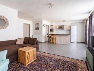 Energiezuinig gelijkvloers appartement met 2 slaapkamers en uitzonderlijk zonneterras. Ontdek dit verzorgde en energiezuinige gelijkvloerse appartement in Residentie d’Oude Post, gunstig gelegen nabij winkels, openbaar vervoer en het station. De absolute blikvanger is het uitzonderlijk ruime en zonnig georiënteerde terras van circa 40 m², afgewerkt in tropisch hardhout. Een heerlijke buitenruimte waar u in alle rust kunt ontspannen, tafelen en genieten van zonnige dagen. Bij binnenkomst bereikt u de inkomhal met een apart gastentoilet, uitgerust met een modern hangtoilet. De lichtrijke leefruimte met open keuken heeft een totale oppervlakte van maar liefst 43 m² en creëert een aangenaam gevoel van ruimte en openheid. De volledig uitgeruste keuken beschikt over een praktisch kookeiland, een inductiekookplaat, dampkap, oven, koelkast en vaatwasser. Aansluitend bevindt zich een handige berging van 3 m², met plaats voor een wasmachine, droogkast en cv-ketel. Via de nachthal bereikt u de twee comfortabele slaapkamers van respectievelijk 9,3 m² en 11,2 m². Beide slaapkamers bieden rechtstreeks toegang tot het terras, waardoor binnen- en buitenleven naadloos in elkaar overvloeien. De stijlvolle badkamer is voorzien van een ruime inloopdouche, een badkamermeubel met mengkraan, een verlichte spiegel en een praktische kolomkast. Het appartement beschikt daarnaast over aluminium ramen met hoogrendementsglas, vliegenschuifdeuren en elektrische rolluiken in de slaapkamers.<br />Troeven:<br />* Gelijkvloers en energiezuinig appartement<br />* Twee slaapkamers met rechtstreekse toegang tot het terras<br />* Ruime leefruimte met open keuken van 43 m²<br />* Uitzonderlijk zonneterras van circa 40 m²<br />* Volledig uitgeruste keuken met kookeiland<br />* Aluminium ramen met hoogrendementsglas<br />* Elektrische rolluiken in de slaapkamers<br />* Gunstige ligging nabij winkels, openbaar vervoer en station<br />* Zeer goede EPC-score: label B<br />* P- en G-score: B<br />Het appartement is momenteel verhuurd en vormt daardoor eveneens een interessante opportuniteit voor investeerders.