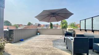 Deze stijlvolle, luxueus en ruime afgewerkte bel-etage is verdeeld over maar liefst 3 verdiepingen en beschikt over een private lift. Een woning die meteen indruk maakt dankzij de hoogwaardige afwerking, de ruimte, het comfort en een uitstekende ligging.
Een bijkomende troef is het ruime terras, dat kan worden ingericht als aangename buitenruimte, ontspanningszone of extra belevingsruimte. De garage aan de woning biedt bovendien praktische parkeermogelijkheid en extra opslagruimte wat zorgt voor extra comfort.
Dankzij de centrale ligging bevindt de woning zich op korte afstand van het centrum van Eeklo, scholen, winkels en het openbaar vervoer en nabij de belangrijke invalswegen.
De indeling is als volgt:
Op de gelijkvloerse verdieping bevindt zich een inkomhal, een opbergruimte en een stadstuin beneden. Deze stadstuin verleent u toegang tot de garage en de trap naar het terras boven.
Op de eerste verdieping bevindt zich de lichtrijke leefruimte met toegang tot het zonnig, groot terras, de open keuken met berging en een gastentoilet.
Op de tweede verdieping zijn er 3 slaapkamers waarvan 2 tweepersoonskamers. Hier vindt u ook de badkamer met een ligbad, inloopdouche, badkamermeubel met enkele lavabo en apart toilet.
De private garage beschikt tevens over een bergruimte en is bereikbaar langs de Teirlinckstraat. Fietsen opbergen kan in de inkomhal beneden of in uw private garage.
De ruime bel-étage beschikt over een lage EPC wat zorgt voor een lage energiefactuur.
Interesse in deze prachtige bel-étage? Maak online uw afspraak op www.vastgoedunicum.be of stuur een e-mail naar verhuur@vastgoedunicum.be.