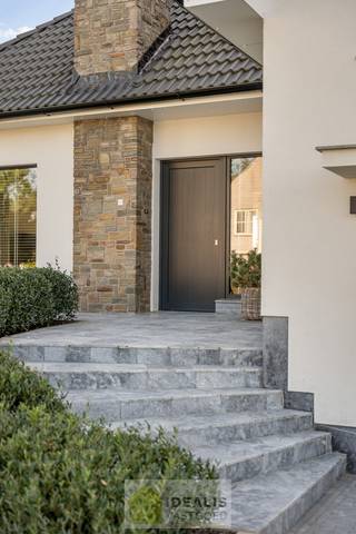 <strong>IDEALIS VASTGOED – Schitterend volledig vernieuwde woning met een heerlijke open leefruimte, 3 tot 4 ruime slaapkamers (waarvan 1 met dressing), een extra ruime luxueuze badkamer, een knap ingerichte wasplaats en een ruime inpandige (fietsen)berging! Dit heerlijk zonnige huis bevindt zich op een volledig nieuw aangelegd perceel van 5a 93ca in het centrum van Hamont-Achel, op slechts enkele minuten van de Nederlandse grens - EEN UNIEKE KANS!<br /><br />LIGGING: </strong><br />Deze woning bevindt zich op wandelafstand van de stadskern van Hamont-Achel. De woning is gelegen in een rustige en aangename woonstraat. De centrale ligging biedt een vlotte bereikbaarheid van scholen, supermarkten en andere commerciële gelegenheden. Tevens is de Nederlandse grens op slecht 2 minuten bereikbaar!!<br /><br /><strong>INDELING: </strong><br />- Sfeervolle inkomhal (8m²) als centrale punt in de woning – een indrukwekkend mooie open leefruimte (42m²) voorzien van een lichtrijke woonkamer met zit- en eetgedeelte en met als kloppend hart een heerlijke keuken met bargedeelte en voorzien van alle comfort en kwalitaitieve toestellen, tevens werd de leefruimte voorzien van airconditioning –<br /><br />- Private inkom langs (garage)deur (25m²) deels ingericht als opbergruimte/fietsenstalling, deels ingericht als werkruimte/kantoor/4<sup>e</sup> slaapkamer – centrale gang (5m²) – ruime wasplaats volledig ingericht met inbouwkasten (11m², vernieuwde technieken, aansluiting voor wasmachine en droogkast, tevens achterinkom) – extra ruim gastentoilet (2m²) -<br /><br />- slaapkamer 1 (15m², voorzien van airconditioning) – slaapkamer 2 (11m²,momenteel ingericht als dressing/bureau) – luxueuze badkamer (11m², voorzien van ligbad, dubbele wastafel met onderkasten en LED-spiegel, wandmeubel, extra ruime inloopdouche, extra toilet) ––<br /><br />- Aparte verdieping voor hoofdslaapkamer met dressing of zitgedeelte (35m², voorzien van airconditioning) – een schitterende verdieping, extra ruim en lichtrijk door nieuwe dakramen, privacy, open tot in de nok, ensuite dressingruimte -<br /><br />- Bergzolder (42m²) -<br /><br /><strong>Tuin: </strong><br />- Prachtig nieuw aangelegde tuin (593m²) met organisch gesnoeide perken, kleurrijke borders – ZW-georiënteerd – verharde oprit en paden – verhard gedeelte aan rechterzijde afsluitbaar met hekberk – uniek natuurstenen terras bereikbaar vanuit leefruimte/keuken – mooi zicht op achtertuin – prachtig overdekt loungegedeelte voorzien van glazen puien (top afgewerkt!) – tevens een praktische tuinberging – veel privacy! -<br /><br /><strong>BIJZONDERHEDEN:</strong><br />- Volledig vernieuwde woning!<br />- Wat werd vernieuwd?: dak, dakisolatie, gevelisolatie, vernieuwde technieken en leidingwerk, stucwerk, schrijnwerk in PVC, keuken, badkamer, vloeren, binnendeuren, volledige buitenaanleg, …<br />- Woning volledig voorzien van inbouwspots en armaturen<br />- Woning uitgerust met airco in leefruimte en 2 slaapkamers!<br />- Volledige woning recent geschilderd, binnen- zowel als buiten, dus helemaal instapklaar!<br />- Toffe indeling, elke verdieping met har eigen functies<br />- Zeer gunstig EPC, extra goed geïsoleerd, GEEN renovatieverplichting!<br />- Elektrische installatie conform!<br />- Dé ideale ligging, pal bij het centrum en voorzieningen, op slechts enkele minuten van de NL-grens<br />- INSTAPKLAAR EN DIRECT BESCHIKBAAR!<br />- EEN ZEER CORRECTE PRIJS VOOR DIT TOTAALPLAATJE!<br /><br /><strong>Stedenbouwkundige Inlichtingen:</strong><br />GV - WG - GMO – GVKR – GVV<br /><strong>E-peil : </strong>181 kWh/m² jaar <strong>met certificaatnummer :</strong> 20231224-0002868973-RES-1<br /><strong>O-peil: </strong>niet overstromingsgevoelig<br />P-score: B<br />G-score: A<br />Asbestveilig!<br /><strong>Benieuwd naar deze woning? Ons IDEALIS Team geeft U met plezier en steeds vrijblijvend de nodige informatie via e-mail, ter plaatse of op onze kantoren in Peer en Pelt.<br />Wenst U advies omtrent uw eigen woning? Graag plannen wij vrijblijvend met U een afspraak in om onze expertise met U te delen, steeds tot Uw dienst!!<br />Neem contact op met IDEALIS VASTGOED op 011/515 565 of mail naar info@idealisvastgoed.be!</strong><br /><strong>Stedenbouwkundige Inlichtingen:</strong><br />Bouwvergunning - Woongebied - Geen dagvaarding - Geen voorkooprecht – Geen verkavelingsvoorschriften<br /><br />