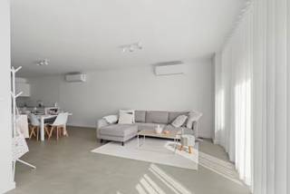 Volledig gerenoveerd, modern en energiezuinig wonen op wandelafstand van zee<br /><br />Bent u op zoek naar een stijlvol en volledig instapklaar appartement aan de kust? Dit recent gerenoveerde appartement in Mariakerke (Oostende) biedt u comfort, elegantie én een toplocatie!<br /><br />Dit lichtrijke appartement werd in 2025 volledig vernieuwd en is afgewerkt met hoogwaardige materialen. De open leefruimte sluit naadloos aan op een moderne keuken, volledig uitgerust met kwalitatieve toestellen. Verder beschikt het appartement over twee volwaardige slaapkamers, een luxueuze badkamer met inloopdouche en een energiezuinige warmtepomp voor efficiënte verwarming.<br /><br />Wonen in Mariakerke betekent wonen op een AAA-locatie: op enkele stappen van het strand, nabij winkels, horecazaken, en met een vlotte bereikbaarheid via zowel wagen als openbaar vervoer. Hier geniet u elke dag van het beste wat de kust te bieden heeft.<br /><br />