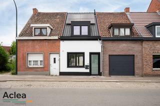 Welkom in deze kwalitatief gerenoveerde woning, gelegen te Beke in Waarschoot, waar comfort, energiezuinigheid en een uitstekende ligging hand in...
