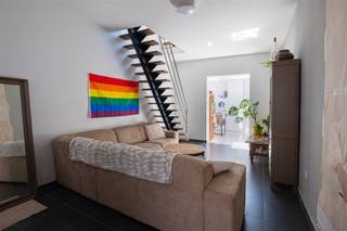 <p>Bent u op zoek naar een interessante investering of een comfortabele woning voor studerende kinderen? Dan is deze volledig gerenoveerde gesloten bebouwing aan de Wilgestraat 60 in Gent zeker een bezoek waard.</p><p>De woning onderging in 2021 een grondige renovatie en werd sindsdien zorgvuldig onderhouden. De voorbije jaren werd ze bewoond door de studerende kinderen van de eigenaar, waardoor ze perfect geschikt is als investering voor studentenhuisvesting, eigen bewoning of klassieke verhuur.</p><p>Op het gelijkvloers bevindt zich een aangename en ruime woonkamer die aansluit op de volledig ingerichte keuken. Dankzij de praktische indeling geniet u hier van een comfortabele leefruimte.</p><p>De eerste verdieping beschikt over een ruime slaapkamer en een verzorgde badkamer. Op de tweede verdieping bevinden zich nog twee volwaardige slaapkamers, waarvan één duplexkamer met een sfeervol slaapgedeelte onder het dak.</p><p>Troeven:</p><p>* Volledig gerenoveerd in 2021<br />* 3 ruime slaapkamers<br />* Ideaal als investering of voor studerende kinderen<br />* Ingerichte keuken<br />* Centrale verwarming op aardgas<br />* Elektrische installatie conform<br />* EPC-label C<br />* Geldig conformiteitsattest aanwezig<br />* Gelegen op een gunstige locatie nabij scholen, universiteiten, openbaar vervoer en alle voorzieningen</p><p>Interesse in deze instapklare woning met uitstekende verhuurmogelijkheden? <br />Plan nu een bezoek op ons 1ste bezoekmoment op dinsdag 9 juni!</p>