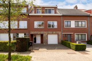 Voor de huizenjagers die de vrijheid willen om hun eigen ding te doen: ontdek deze unieke bel-étage vlakbij centrum Edegem. Een goed gelegen stuk grond in een rustige, aangename straat en een degelijke woning als basis om te moderniseren.
Deze woning verwelkomt u met een lichtrijke inkomhal en beschikt over een gezellige living met aansluitende keuken, die eenvoudig kunnen worden samengevoegd tot een open moderne leefruimte. Aansluitend aan de keuken vindt u een groot terras met uitzicht op het groen. Bovendien biedt de woning momenteel 4 slaapkamers en 1 badkamer. Op het GLV is er nog een garage met apart toilet, wasplaats en technische ruimte. Met een oprit én garage is er voldoende parkeergelegenheid. Tot slot beschikt de woning over een volledige onderkeldering met een toegankelijk gedeelte dat plaats biedt voor opslag. De aangename tuin kan naar wens worden ingericht, van moestuin tot onderhoudsvriendelijk grasveld.
De woning is degelijk opgebouwd met betonvloeren en beschikt over CV op stookolie. Aansluiting op gas is mogelijk, aangezien deze reeds in de straat voorzien is.
De Meester Richard Goossensstraat is rustig gelegen in een gegeerde residentiële wijk in Edegem, met een bijzonder vlotte bereikbaarheid. De E19 bevindt zich op minder dan 5 minuten rijden en biedt een snelle verbinding richting Antwerpen, Brussel en Mechelen.
Voor meer informatie of een gratis waardebepaling van uw vastgoed kan u een aanvraag invullen op onze website of even bellen op het nr. 03/345.88.99.