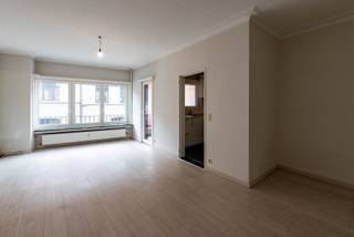 Instapklaar appartement gelegen op de 1ste verdieping in het centrum van Zwijndrecht! Indeling als volgt: inkomhal; woonkamer op laminaatvloer en met veel lichtinval en een ingerichte keuken met kasten en toestellen (o.a. spoelbak, elektrisch vuur, dampkap en oven); 2 slaapkamers op laminaatvloer (12m² - 7,5m²); badkamer met douchcabine; lavabomeubel en toilet; terras voor- en achteraan. Algemene onkosten: 120€ (water, verwarming en elektriciteit gemene delen). In nabijheid van winkels, openbaar vervoer en aansluiting E17! EPC = 306 kWh/m². Onmiddellijk beschikbaar!