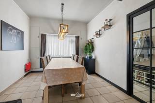 Ontdek deze gezellige en instapklare woning gelegen op de Dendermondse Steenweg, ideaal voor starters die comfort en bereikbaarheid weten te waarderen. De woning bevindt zich op een perceel van 170 m² en beschikt over drie volwaardige slaapkamers en een praktische indeling.<br />De lichtrijke leefruimte zorgt voor een aangename sfeer en sluit mooi aan op de verzorgde keuken en de knappe badkamer. Dankzij de condensatieketel, zonnepanelen en dak- en muurisolatie geniet u van een energiezuinig geheel met EPC-label C. Rolluiken bieden extra comfort en privacy.<br />Buiten vindt u een gezellige en verrassend ruime tuin, perfect om tot rust te komen of gasten te ontvangen. Bovendien beschikt de woning over een oprit met plaats voor twee wagens, wat een absolute meerwaarde is in deze omgeving.<br />De ligging is uitstekend: vlakbij winkels, voorzieningen en met een vlotte verbinding naar belangrijke invalswegen.<br />Een ideale starterswoning voor wie op zoek is naar comfort, licht en een centrale locatie. Bel ons nu voor een afspraak op het nummer: 052/46.38.03 en wie weet tot binnenkort!<br />