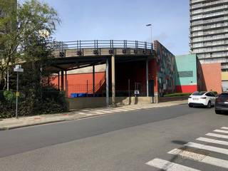 Ontdek nu de perfecte parkeeroplossing in Parking Hazegras, gelegen in centrum Oostende! De parkeerplaats is gelegen in de kelderverdieping. De parkeerplaats is vrij vanaf 01/12/2026 aan een huurprijs van €100 per maand. Ben je geïnteresseerd in dit pand te huur in Oostende? Ga naar de website www.dermul.be, klik op het pand dat je wenst te huren. Via de knop "ik heb interesse" vragen we u kort een profiel in te vullen. Daarna nemen we contact op voor een bezoek. Telefonisch kunnen er geen afspraken gemaakt worden.