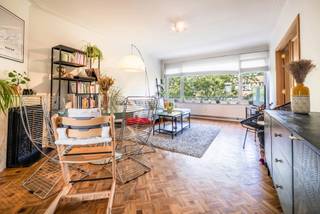 KOEKELBERG, op een steenworp afstand van de Basiliek van Koekelberg en het Elisabethpark, bevindt dit aangename appartement met een woonoppervlakte van ±70 m² zich op de 3e verdieping van een goed onderhouden flatgebouw met lift.
Dankzij de grote ramen baadt het appartement in natuurlijk licht en biedt het een gezellige en perfect ingedeelde leefomgeving. De ruime en gezellige woonkamer biedt gemakkelijk plaats aan een zit- en eethoek, terwijl de keuken, die in uitstekende staat verkeert, direct gebruiksklaar is. Het appartement beschikt over twee slaapkamers, waarvan er één gemakkelijk kan worden ingericht als kantoor, kinderkamer of uitbreiding van de woonkamer, geheel naar uw wensen. Een aangenaam terras op het oosten vormt een verlengstuk van de leefruimtes en laat u genieten van de eerste zonnestralen.
De ligging is een echte troef: in de directe omgeving van het metrostation Simonis, trams, bussen, winkels, scholen, restaurants, apotheken en het Elisabethpark biedt het een aangename leefomgeving die rust, groen en uitstekende bereikbaarheid naar het centrum van Brussel combineert.
Het pand is rond 2020 gerenoveerd, verkeert in uitstekende algemene staat en vereist geen ingrijpende werkzaamheden. Technisch gezien beschikt het pand over een conform elektrische installatie, een EPC-score van E, 48 kg/(m²/jaar) en een eigen kelder.
Een mooie kans, ideaal voor een eerste aankoop, een koppel of een kwaliteitsvolle investering.
Alle oppervlakten worden ter indicatie gegeven