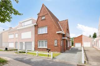 Are you looking for a home that you can completely customize? This semi-detached building in the heart of Kruibeke offers the perfect basis for your dream project. This is a building to be renovated with a solid structure, ideal for those looking for the unique opportunity to fully determine the finish according to their own taste and budget.<br /><br />The location in the Baselstraat is an absolute asset: you are within walking distance in the center, where schools, shops and public transport are easily accessible. <br /><br />With a sunny garden and a spacious garage with an extra floor, this house in Kruibeke has enormous potential. Whether you dream of a modern open kitchen, a spacious master bedroom in the attic or a creative hobby room above the garage, you can make all your wishes come true here. <br /><br />Layout of the property:<br />- Ground floor: Entrance hall, dry cellar, living room, kitchen, bathroom and a veranda with a view of the garden.<br />- First floor: Night hall and 3 full bedrooms.<br />- Attic: Very spacious attic with plenty of options for extra rooms.<br /><br />Exterior: Sunny garden, a practical driveway and a large garage with an extra floor.<br /><br />Do you see the potential of this house and would you like to discover this house in Kruibeke for yourself? Contact us today at Dewaele.com<br /><br />This property is subject to the renovation obligation imposed by the Flemish government for residential buildings (unless demolished within 5 years of purchase). For more information, consult the website of the Flemish Energy and Climate Agency at https://www.vlaanderen.be/een-woning-kopen/renovatieverplichting-voor-residentiele-gebouwen<br /><br />Register of measures: no