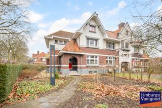 Rustig gelegen eengezinswoning, momenteel ingericht als privé-groepspraktijk. <br /><br />Het gebouw betreft een halfopen voormalige ingenieurswoning, gelegen in een rustige woonwijk op circa 2 km van de afrit Genk (E314). De praktijk werd de voorbije jaren grondig en kwalitatief gerenoveerd, met respect voor de oorspronkelijke architecturale elementen van de beschermde mijnsite. Alle ruimtes hebben ruime lichtinval en zijn volledig afgewerkt. <br />De woning is momenteel ingericht als groepspraktijk voor psychologen, maar kan eenvoudig aangepast worden naar een woonfunctie. <br />Op het gelijkvloers bevindt zich een grote woonruimte, grenzend aan de keuken en veranda, en een ruime bureelruimte. <br />Op de eerste verdieping zijn 3 ruime slaapkamers en een badkamer. Op de zolderverdieping zijn nog 2 volledig afgewerkte slaapkamers, waarvan één nog een bijkomende speelzolder bevat, en een kleine serviceruimte. <br />De woning is volledig onderkelderd. De kelders bieden heel wat service-mogelijkheden<br /><br />Deze karaktervolle woning ligt op 6a80ca met oost gerichte tuin en ruime parkeergelegenheid aan de woning. Deze woning is centraal gelegen in een residentiële wijk te Waterschei. Tal van faciliteiten in de buurt zoals ZOL Ziekenhuis, Thor Park... Bewoonbare oppervlakte: ca 237 m² (Volgens EPC attest 06/03/2026). <br /><br />Cv op aardgas. HR-beglazing met PVC raamkozijnen. EPC label D. <br /><br />Vastgesteld bouwkundig erfgoed: Steenkoolmijn van Waterschei: Tuinwijk.<br />Bestuursmaatregelen in het maatregelenregister: nee<br /><br />Voor meer info of bezichtiging: contacteer Danny op 0471/100 069 of 011/22.19.17 of kijk op www.limburgsvastgoed.be