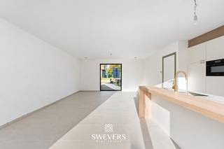 Voor meer info en foto’s, surf naar www.swevers.be – Deze nieuwe halfopen bebouwing aan Kwadestraat 80 in Geetbets wordt aangeboden met een grondwaarde van €130.000 (12% registratierechten) en een constructiewaarde van €300.000 (21% btw) en biedt een mooie combinatie van moderne afwerking, comfort en een praktische indeling. Op het gelijkvloers kom je binnen via de inkomhal met gastentoilet en trap. Vooraan bevindt zich de lichtrijke woonkamer van 21,84 m². Aansluitend ligt de open keuken van 24,60 m², met voldoende plaats voor een kookeiland en eetruimte. Achteraan is er nog een handige berging met aansluiting voor wasmachine en droogkast. Op de eerste verdieping bevinden zich drie volwaardige slaapkamers, een nachthal, een apart toilet en een ruime badkamer met dubbele wastafel en inloopdouche. De grootste slaapkamer van 18,20 m² biedt extra mogelijkheden voor een dressing of kastenwand. De andere kamers van 10,85 m² en 10,15 m² zijn ideaal als kinder-, logeer- of bureauruimte. Het perceel van 882 m² is zuidoost georiënteerd, waardoor tuin en terras de hele dag door van veel zon genieten. Er is voldoende ruimte voor een terras, tuin, speelzone of tuinhuis. De ligging is rustig en tegelijk praktisch, met openbaar vervoer op 300 meter, restaurants op 130 meter, winkels en ontspanning op 1,7 km, scholen op 1,8 km en een vlotte verbinding naar de snelweg op 8,7 km. Een instapklare woning voor wie comfortabel en hedendaags wil wonen. Voor meer informatie, bel 011 255 155. Bron bewoonbare oppervlakte: EPC – verslag.