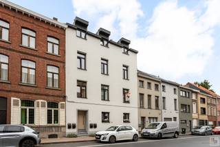 <strong>MAAK EEN AFSPRAAK VOOR HET BEZOEKMOMENT - 0488 98 13 30 OF jens@immoboss.be </strong><br /><br />Dit centraal gelegen en energiezuinige triplex-appartement bevindt zich pal in het stadscentrum van Ronse, naast de Sint-Martinuskerk en op wandelafstand van zowel de Grote Markt als het station. De woning maakt deel uit van de kleinschalige residentie “Au Soulier d’Or” (zonder lift).<br /><br />Indeling: (toegang appartement ligt op het gelijkvloers)<br />inkomhal met apart toilet en badkamer met inloopdouche, de 1ste slaapkamer, lichtrijke salon, volledig geïnstalleerde keuken met aansluitende berging, eetplaats met directe toegang tot het terras en het gezellige tuintje.<br />Verdieping: 2 slaapkamers, nachthall en apart toilet met bergingsmogelijkheid. <br />Bij komende ondergrondse privé kelderberging aanwezig. <br /><br /><strong>Ruime bewoonbare oppervlakte (132m2) <br />Aangename tuin met terras, zuidwest georiënteerd<br />Gemeenschappelijke fietsenberging<br />Privékelder met elektriciteitsaansluiting<br />Energiezuinig E-peil 49 - LABEL A<br />Goede ligging in het centrum <br />Verkoop onder REGISTRATIE RECHTEN<br />Ideaal voor mensen die de voordelen van woning en appartement willen combineren. </strong><br /><br />Er werden drie AI-gegenereerde foto's toegevoegd om een mogelijke bemeubelde inrichting van de woonst te illustreren.<br /><br />Bel Jens voor meer info 0488 98 13 30 of jens@immoboss.be <br />
