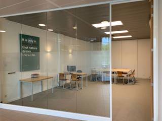 <span>Kantoor 0.10</span><br /><br />- 59m²<br />- Zichtlocatie<br />- Startende ondernemers<br />- Voormalig BEMT gebouw (Bouw Electro Management Trainingcentrum) - 1998<br />- Focus op opleidingen<br />- Inschakeling in Innovatiecampus<br />- EFRO project 'Campus INN Geel' door IOK en HIKempen Stichting.<br />- <span>Mogelijkheid tot het plaatsen van uw maatschappelijk zetel</span>