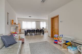 Deze uitzonderlijk ruime halfopen bebouwing biedt maar liefst 290 m² bewoonbare oppervlakte, een prachtige tuin met een weids uitzicht en een indrukwekkende garage!<br /><br />Op het gelijkvloers is er een lichtrijke leefruimte met gezellige gashaard, een eetplaats en een aansluitende keuken. Verder is er een ruime berging, een praktische wasplaats en apart gastentoilet.<br /><br />De eerste verdieping beschikt over twee ruime slaapkamers, een bureau en een badkamer met ligbad, douche en toilet. Via een vaste trap bereikt u de tweede verdieping met een derde slaapkamer, ingemaakte maatkasten en extra zolderruimte. Er is ook nog een ruime kelder met extra opbergmogelijkheden. <br /><br />Eén van de grootste troeven is zonder twijfel uitzonderlijk grote garage van meer dan 60 m2 groot. Er is plaats voor drie wagen, maar kan ook perfect als magazijn of hobbyruimte kan dienen. Buiten geniet u van een aangename tuin met groen uitzicht.<br /><br />De woning beschikt over een gunstige EPC met C-label en heeft onder meer airco. Het pand werd bovendien ook asbestveilig gekeurd. <br /><br />Pandenjagers is een innovatief vastgoedkantoor en kiest bewust voor een unieke en transparante aanpak. Bij ons bestaat de totale aankoopprijs altijd uit twee duidelijke onderdelen: de adviesprijs die bovenaan in de advertentie vermeld staat, plus onze vaste commissie van 10.000 euro incl. BTW. Dankzij deze open prijsstructuur krijgt u als koper vanaf het eerste moment een eerlijke inkijk hoe de totale prijs van het pand tot stand is gekomen.<br /><br />Interesse? Contacteer ons via 0465/08.26.69 of info@pandenjagers.be.