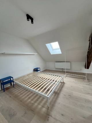Achter deze statige gevel schuilt een ruime woning met hoge plafonds, grote raampartijen op 3 verdiepingen. Zo biedt deze woning alle ruimte voor een gezin dat op zoek is naar ruimte en comfort.<br /><br />Via de aparte toegang bereiken we de woonverdiepingen. Op de <strong>eerste verdieping</strong> bevindt zich de lichtrijke leefruimte waar zithoek, eetplaats en open keuken naadloos in elkaar overvloeien. De grote ramen zorgen voor een overvloed aan natuurlijk licht, terwijl de moderne afwerking een tijdloze en warme sfeer creëert. Aansluitend biedt een schuifraam toegang tot het terras.<br /><br />De <strong>tweede verdieping</strong> beschikt over twee ruime slaapkamers, een stijlvolle badkamer met douche, toilet en wastafelmeubel, aangevuld met een praktische berging/wasruimte.<br /><br />De <strong>bovenste verdieping</strong> vervolledigt de woning met nog twee volwaardige slaapkamers. De zichtbare houten dakconstructie en warme parketvloer geven deze kamers een bijzonder karakter en een gezellige uitstraling. Daarnaast bevindt zich hier een tweede, ruime badkamer uitgerust met ligbad, inloopdouche, toilet en wastafelmeubel, waardoor de woning perfect geschikt is voor grotere gezinnen of wie graag extra comfort geniet.<br /><br />De handelsruimte op het <strong>gelijkvloers</strong> is momenteel verhuurd aan een gevestigde bakker met een langlopend huurcontract, waardoor u geniet van een stabiele huuropbrengst. Zo combineert deze unieke eigendom het wooncomfort van een karaktervolle woning met de zekerheid van een interessante en terugkerende opbrengst.<br /><br />Interesse? Neem gerust contact op via 0494 03 06 40 of michael@immovos.be voor meer informatie of een bezoek.<br /> 