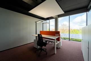 In het bedrijvencentrum V.Futurum bieden wij een moderne kantoorruimte te huur aan in Roeselare. Dit innovatieve bedrijfsvastgoed is ontworpen om ondernemingen te verbinden en samenwerking te stimuleren. Bent u op zoek naar een representatieve kantoorruimte te huur op een dynamische locatie? Dan biedt dit centrum de ideale uitvalsbasis voor uw onderneming.<br /><br />Het pand is uitstekend gelegen aan de Rijksweg in Roeselare, vlak bij het centrum. Dankzij deze strategische locatie kent de kantoorruimte te huur een vlotte verbinding met de belangrijkste uitvalswegen in de regio Roeselare.<br /><br />Oppervlakte: verschillende units beschikbaar van 14,8 m² tot 28 m².<br /><br />- Bemeubelde kantoren voorzien van ergonomisch afstelbaar meubilair<br /><br />- Individuele klimaatregeling en aangepaste verlichting per kantoor<br /><br />- Eigen, beveiligd netwerk per kantoorruimte<br /><br />- Onthaal met aanmeldmogelijkheden voor uw klanten<br /><br />- Sanitair per verdieping en een volledig ingerichte keuken met Miele-toestellen<br /><br />Aarzel niet om deze unieke kans te ontdekken. Bent u op zoek naar bedrijfsvastgoed bestaande uit een kantoor te huur in Roeselare? Aarzel dan niet om ons te contacteren op het nummer 051 21 22 23.<br /><br />Dit betreft een terbeschikkingstelling van kantoren met diensten.<br /><br />Bestuursmaatregelen in het maatregelenregister: nee