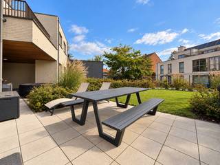Dit grote BEN gelijkvloers appartement ligt echt midden in het centrum van Kontich en werd gebouwd in 2022.<br /><br />Alle kleinhandelaars, gaande van de lekkerste bakker, slager, traiteur, boekenwinkel, kledingwinkels, kapper, banken, chocolatier en viswinkel zijn binnen wandelafstand !<br /><br />Het energiezuinig appartement werd volledig uitgerust met kwaliteitsmaterialen, dit gecombineerd met het gemoedelijk karakter van Kontich zorgt voor zorgeloos wooncomfort.<br /><br />We komen binnen via je eigen private inkomhal met gastentoilet, deze leidt je naar alle verschillende kamers.<br /><br />Het appartement beschikt verder over twee slaapkamers, een ruime bergruimte en mooie kwaliteitsvolle ingerichte badkamer met inloopdouche.<br />Verder kan je genieten van in een lichtrijke leefruimte met open keuken er is tevens een gemeenschappelijke tuin met private terras.<br /><br />Mogelijkheid tot het bijhuren van een ondergrondse staanplaats. Het appartement beschikt over individuele zonnepanelen, zonnewerend en isolerend buitenschrijnwerk, regenwaterrecuperatie voor toilet en ventilatiesysteem type C+ met Health-box (Renson).<br /><br />Er is tevens een lift tot op de ondergrondse verdieping, gemeenschappelijke fietsen- en afvalberging.<br />de Huisleverancier : Persoonlijk, voor iedereen Service, Kwaliteit en Vertrouwen !<br /><br /><span>EPC-waarde : xx kWh/m2/jaar (Label A)</span>