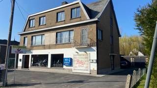 Dit handelspand met een oppervlakte van 235m² is gelegen in Drongen en momenteel verhuurd als fietsenwinkel.Het pand beschikt over een grote vitrine,...