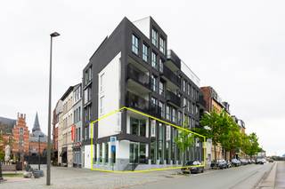 <p>Een indrukwekkend commercieel gelijkvloers in combinatie met de eerste verdieping op een uitstekende zichtlocatie aan Park Spoor Noord en het Damplein. Dit opmerkelijke hoekgebouw is strategisch interessant gelegen en blijft niet onopgemerkt in het straatbeeld. Een fenomenale gevelbreedte van ca 27 lopende meter en 11 brede raamopeningen met een hoogte van telkens 5,5 m, zorgen voor de meest optimale visibiliteit.</p>
<p>Binnen krijgt u meteen een aangename indruk van deze stijlvolle en grootse ruimte. Zowel de overvloed aan licht als de opmerkelijke plafondhoogte geven een uiterst riant en ruimtelijk effect. De ligging op de helling van de naastgelegen brug creëert bovendien een mooi en weids parkzicht.</p>
<p>Met ca 202 m² benutbare oppervlakte op het gelijkvloers en nog eens ca 166 m² op de eerste verdieping zijn de mogelijkheden legio wat een waaier aan activiteiten mogelijk maakt.</p>
<p>De commerciële ruimte kreeg een hoogstaande afwerking. Zo zijn de vloeren volledig in een donkere parket, een klassieke en tijdloze keuze die prachtig wordt aangevuld met het meer industriële karakter van het verwarming- en koelsysteem en de gepolijste betonzuilen die bewust zichtbaar gehouden werden.</p>
<p>Alle aansluitingen en praktische voorzieningen zoals een kitchenette met apart toilet zijn aanwezig.</p>