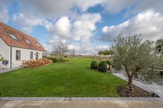 Uniek domein op toplocatie vlakbij het centrum van Knokke!<br /><br />Zelden aangeboden en werkelijk uitzonderlijk: een prachtig gerenoveerde hoeve op een perceel van maar liefst 5.500 m², op wandelafstand van het bruisende centrum van Knokke.<br /><br />Dit eigendom biedt een oase van rust met panoramische zichten over de omliggende velden én beschikt over een tweede, volledig aparte woning. Ideaal voor gezinnen met oudere kinderen, gasten of au pair.<br /><br />De hoofdwoning beschikt over een lichtrijke leefruimte met veranda, open keuken met zicht op de tuin, 4 slaapkamers en 2 badkamers.<br />Het tweede huisje is uitgerust met een eigen keuken, leefruimte, eetkamer en boven twee volwaardige slaapkamers, elk met privébadkamer.<br /><br />Een unieke kans voor wie ruimte, rust en luxe zoekt — op een ongeziene locatie in Knokke!